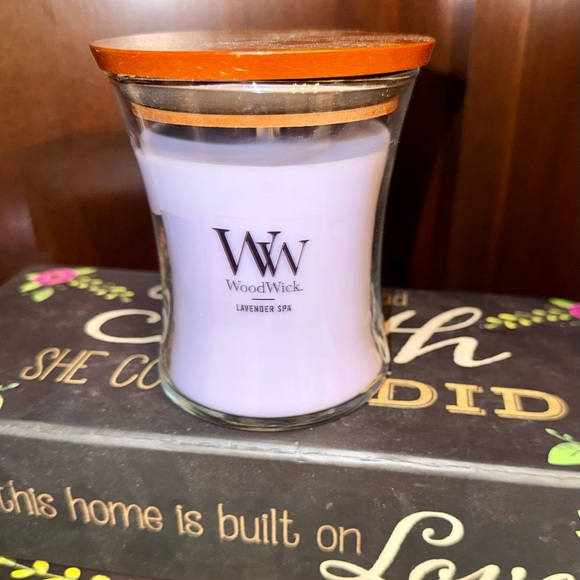 New WoodWick Lavender Spa Candle with Wooden Lid - Picture 2 of 7
